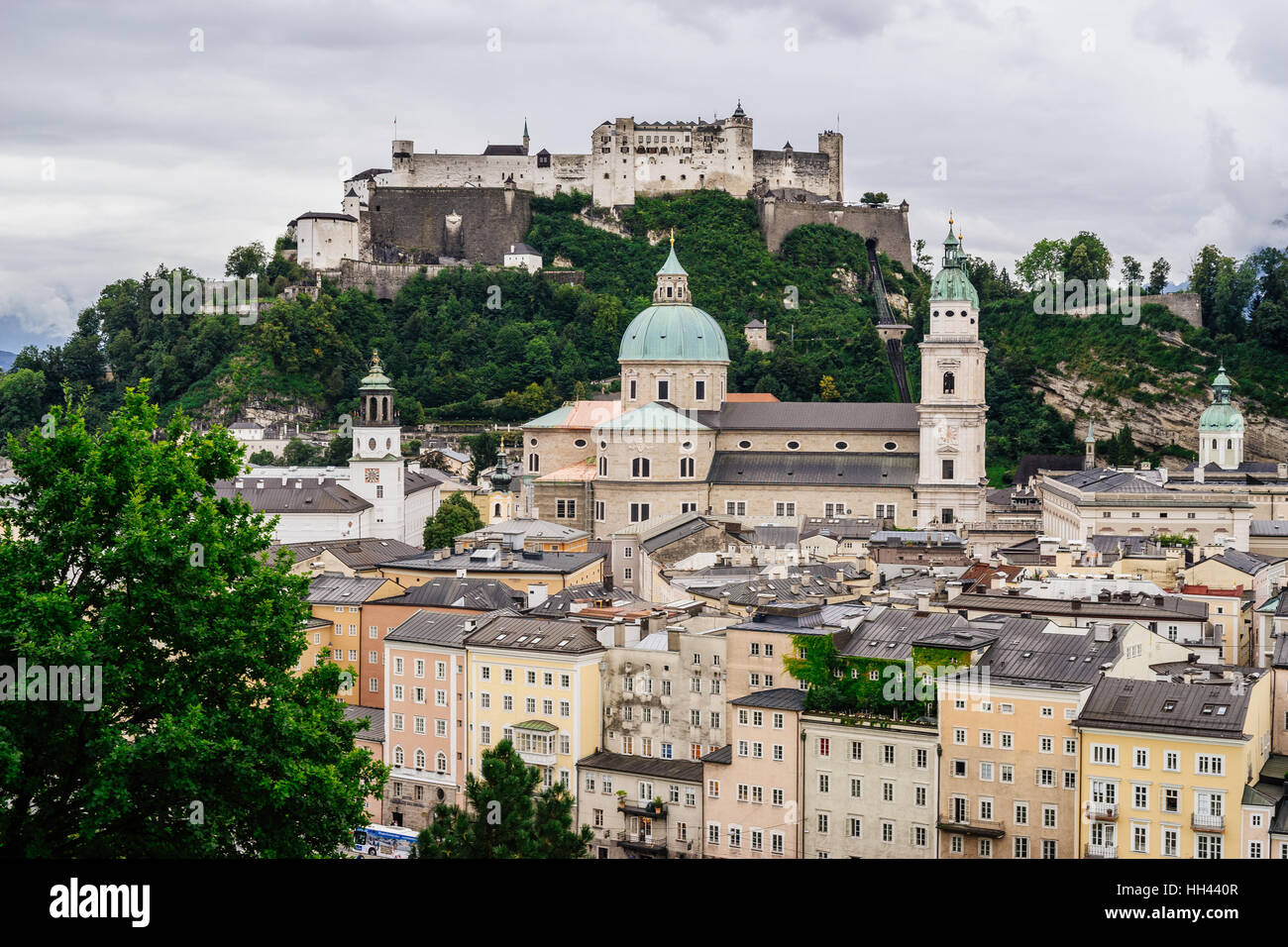 Blick auf die Festung Hohensalzburg und historischen Zentrum von Salzburg, Österreich Stockfoto