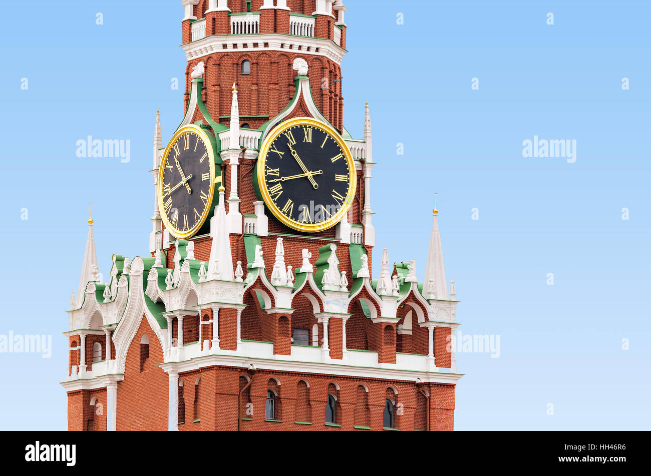 Kreml-Uhr auf dem Spasskaya (Retter)-Turm in Moskau, Russland auf der Himmelshintergrund Stockfoto