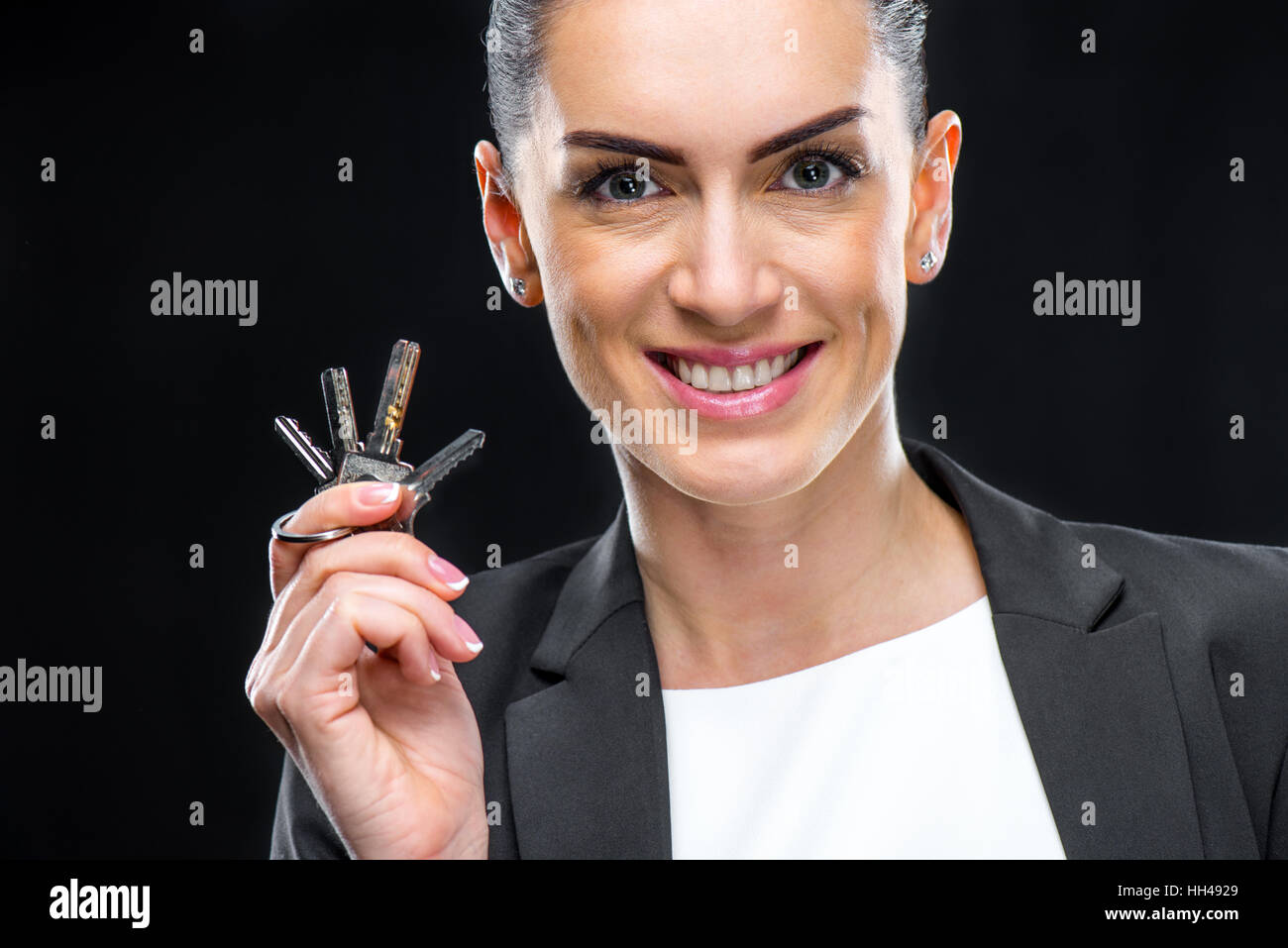 Attraktive Geschäftsfrau Tasten und lächelt in die Kamera Stockfoto