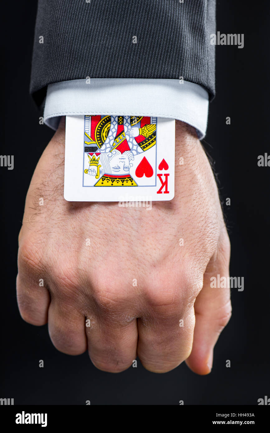 König der Herzen Spielkarte im Ärmel versteckt Stockfoto