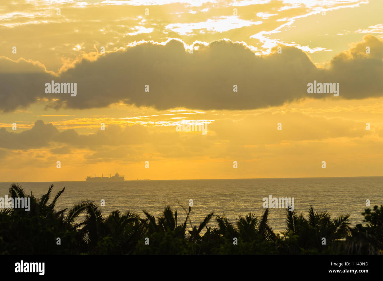 Schiffen überqueren Ozean See Morgendämmerung Silhouette Horizont Farbe malerische Landschaft. Stockfoto