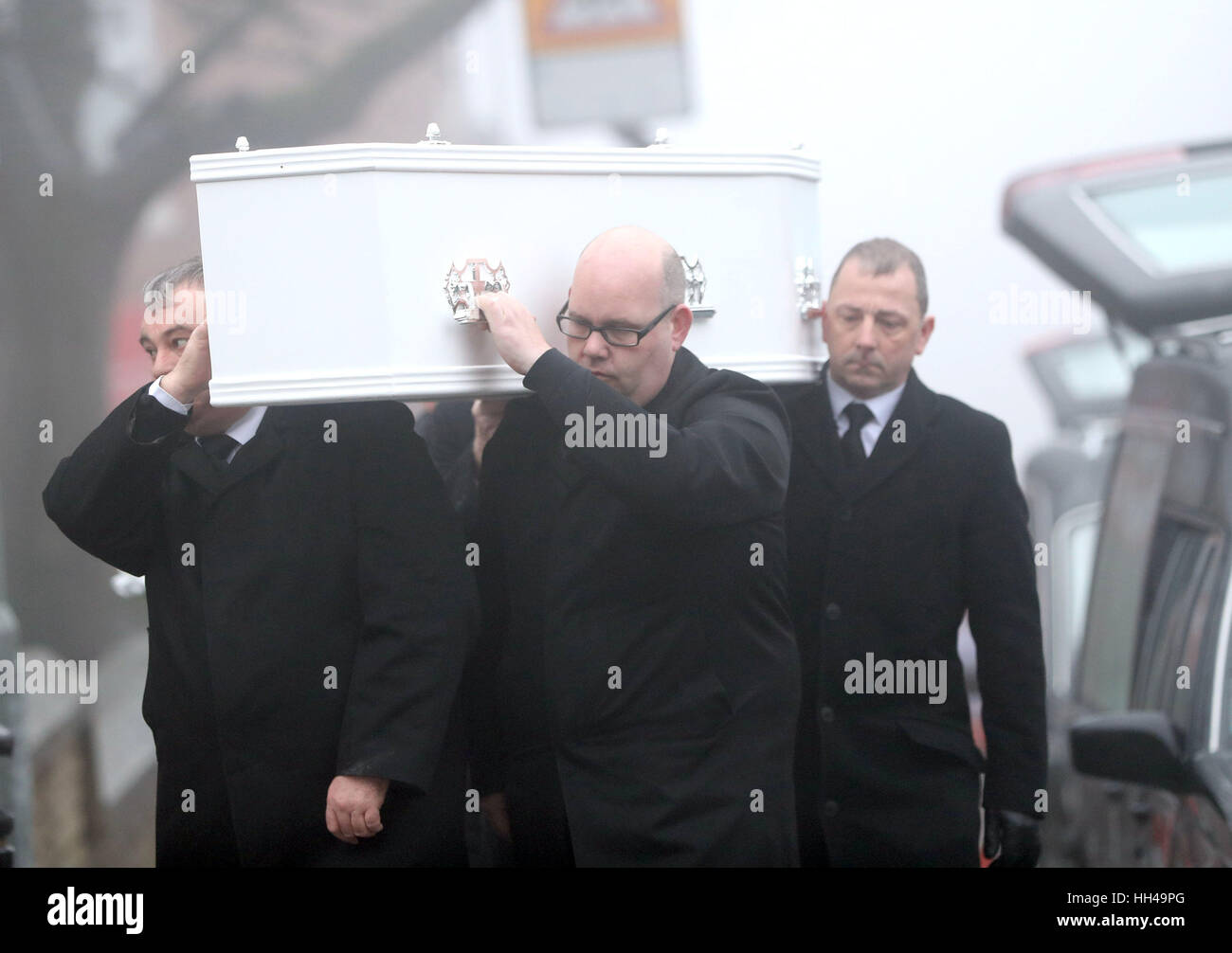 Die Särge von schlagen und laufen Opfer Helina Kotlarova, 12 und Zaneta Krokova, 11, in der St. Pauls-Kirche in Oldham vor ihrer Beerdigung kommen. Stockfoto