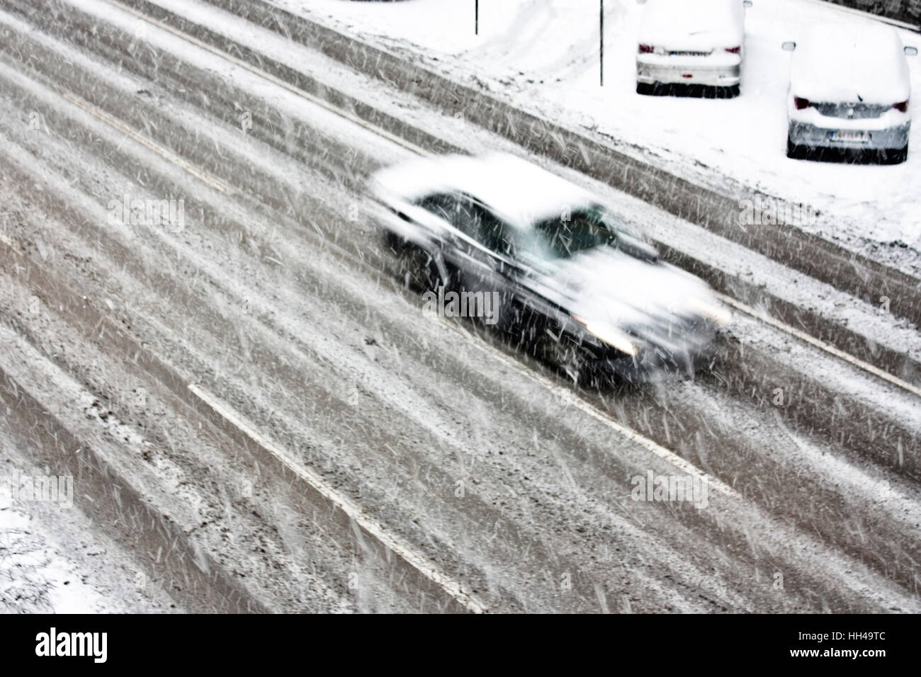 Blurry fahren Autos auf die leere Stadt Straße bei starkem Schneefall Stockfoto