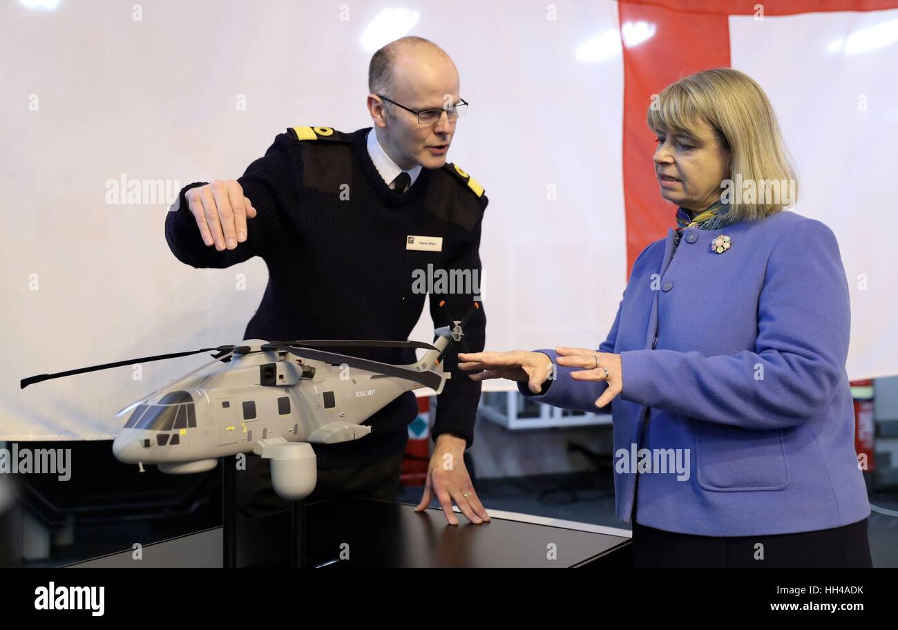Minister für Verteidigung-Beschaffung Harriett Baldwin (rechts) und Commodore Steve Allen, Royal Navy, stellvertretender Chef des Stabes Aviation, betrachten Sie ein Modell eines Hubschraubers, Merlin mit dem CROWSNEST Airborne Early Warning System ausgestattet, an Bord der HMS Dragon - ein Typ 45 Air Defence Zerstörer - bei Portsmouth Naval Base, wo eine Ankündigung für ein Multi-Millionen-Pfund-Deal für ein neues Überwachungssystem modernste Hubschrauber getragen zum Schutz der Royal Navy-Schiffe, einschließlich der neuen Flugzeugträger der Queen-Elizabeth-Klasse gemacht wurde. Stockfoto