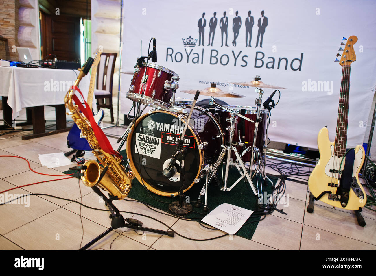 Hai, Ukraine - 5. Januar 2017: Musikinstrumente mit Saxo, Bass-Gitarre und Yamaha Schlagzeug auf der Bühne, Hintergrund der königlichen Boys Band Konzert Stockfoto