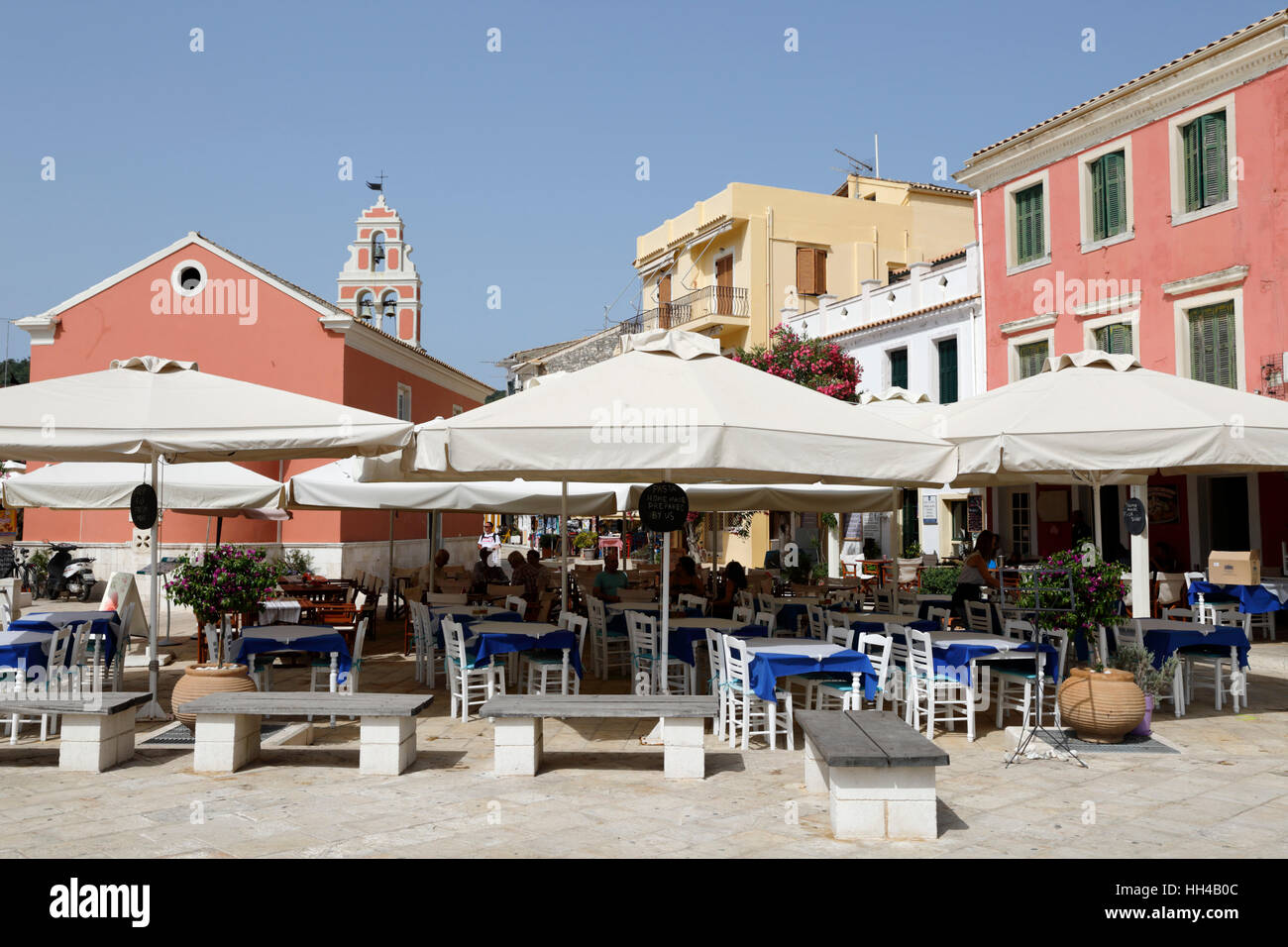 Cafés und Restaurants in der Stadt der wichtigste Platz von Gaios, Paxos, Ionische Inseln, griechische Inseln, Griechenland, Europa Stockfoto