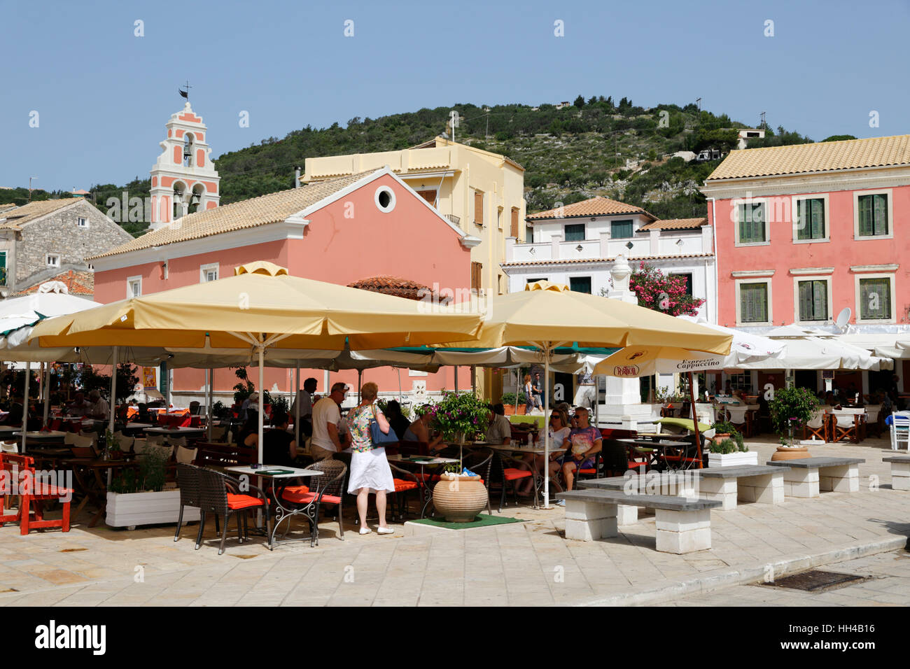 Cafés und Restaurants in der Stadt der wichtigste Platz von Gaios, Paxos, Ionische Inseln, griechische Inseln, Griechenland, Europa Stockfoto