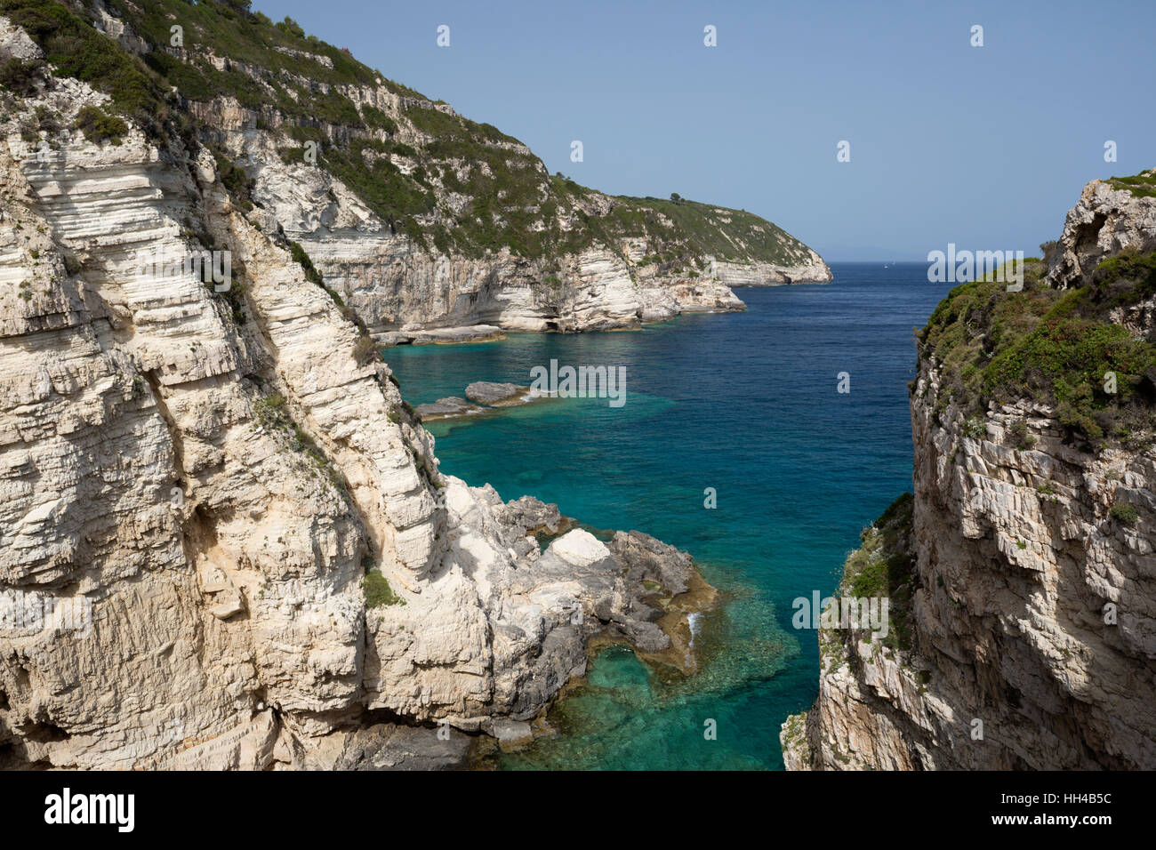 Blick entlang der Westküste von Trypitos Bogen, Paxos, Ionische Inseln, griechische Inseln, Griechenland, Europa Stockfoto