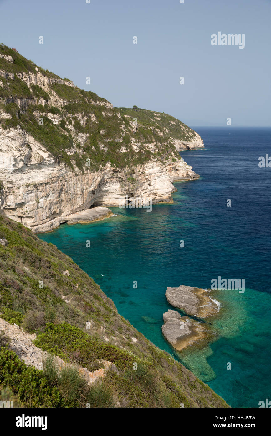 Blick entlang der Westküste von Trypitos Bogen, Paxos, Ionische Inseln, griechische Inseln, Griechenland, Europa Stockfoto