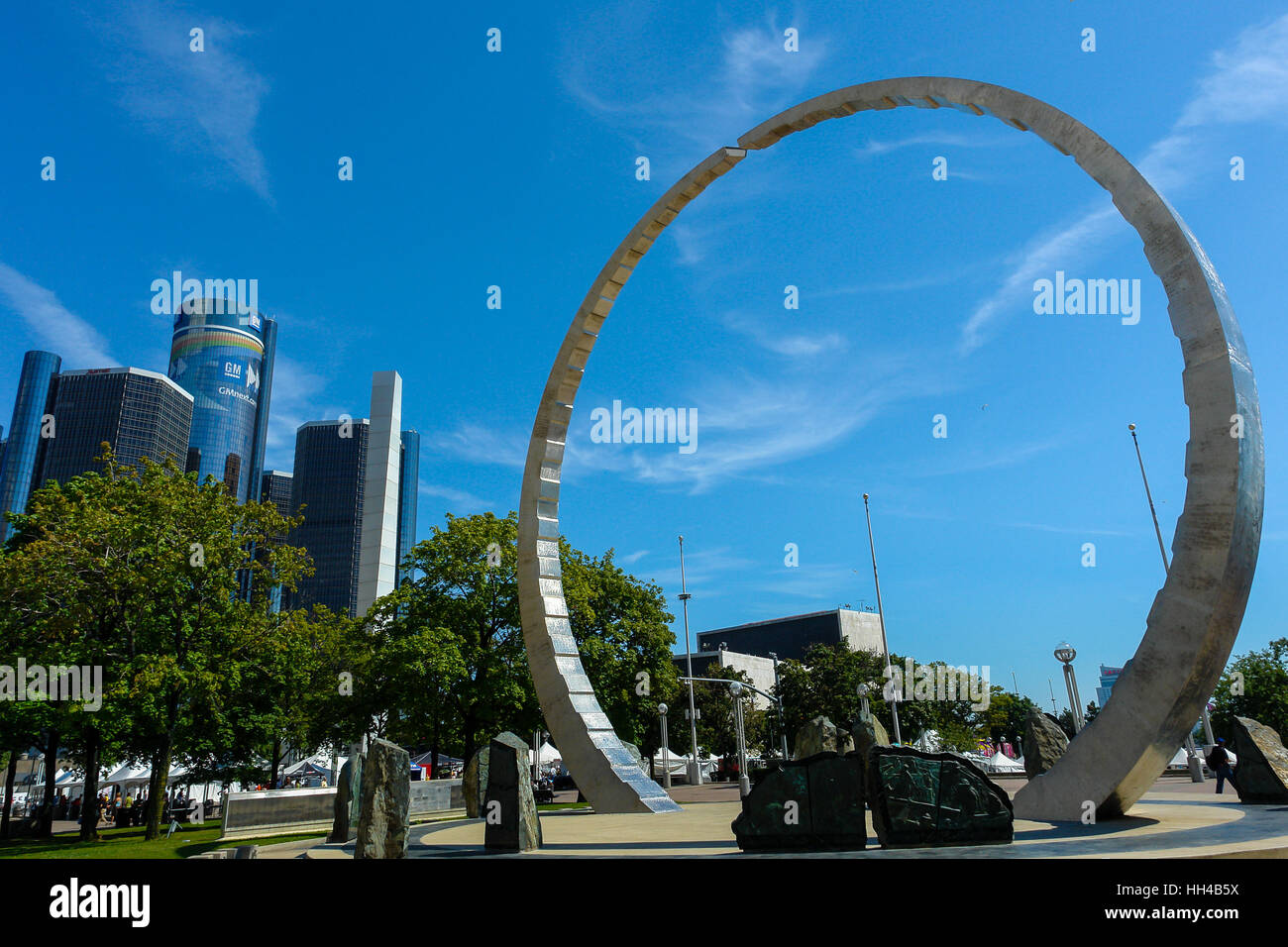 Transzendieren Denkmal am Hart Plaza mit GM Renaissance Center, Rencen in Detroit, Michigan, USA Stockfoto