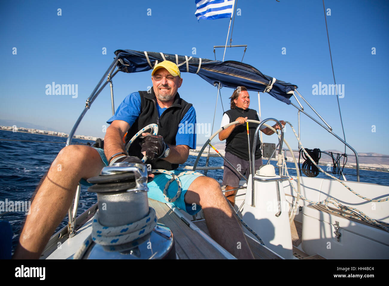 Herrenmannschaft auf der Yacht während der Segel-Rennen im Meer. Segeln, Extremsport, Luxus-Freizeit und gesunden Lebensstil. Stockfoto