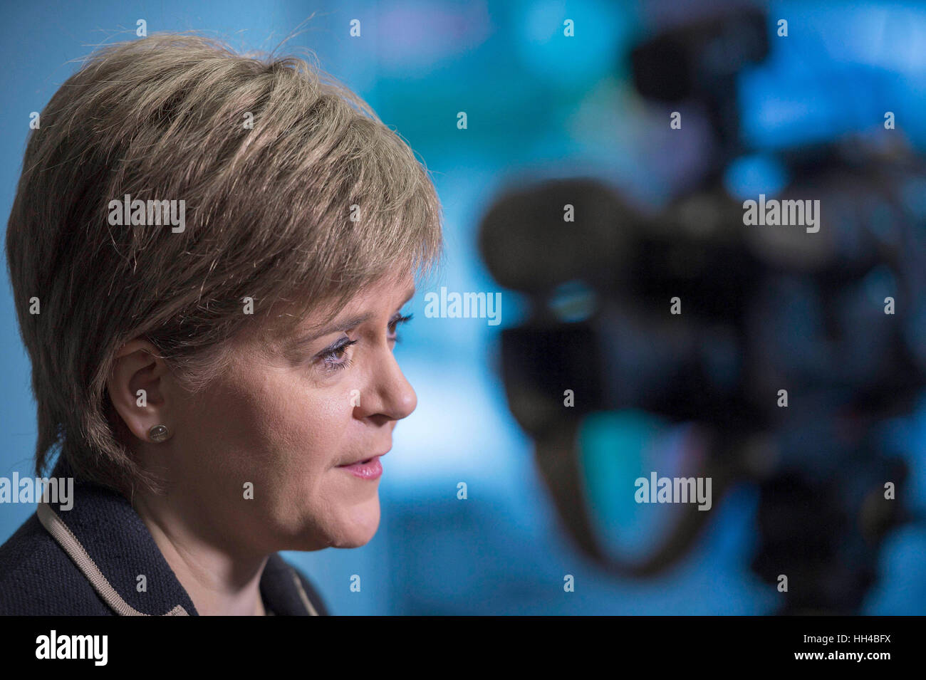 Schottlands erste Ministerin Nicola Sturgeon besucht Plantation Productions in Govan, um eine Million £29 für die Bekämpfung der Armut und die Verbesserung des Lebens der Menschen bekannt zu geben, darunter £18.9 Millionen direkter finanzieller Mittel der schottischen Regierung, die in einen neuen aufstrebenden Fonds für Gemeinschaften fließen, um Organisationen bei der Suche nach neuen, dauerhaften Lösungen für die Armut zu unterstützen. Stockfoto