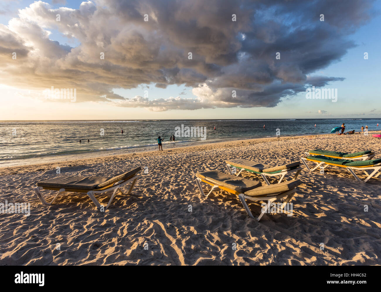 Atemberaubenden Sonnenuntergang über der Flic En Flac Strand am Indischen Ozean in Insel Mauritius Stockfoto
