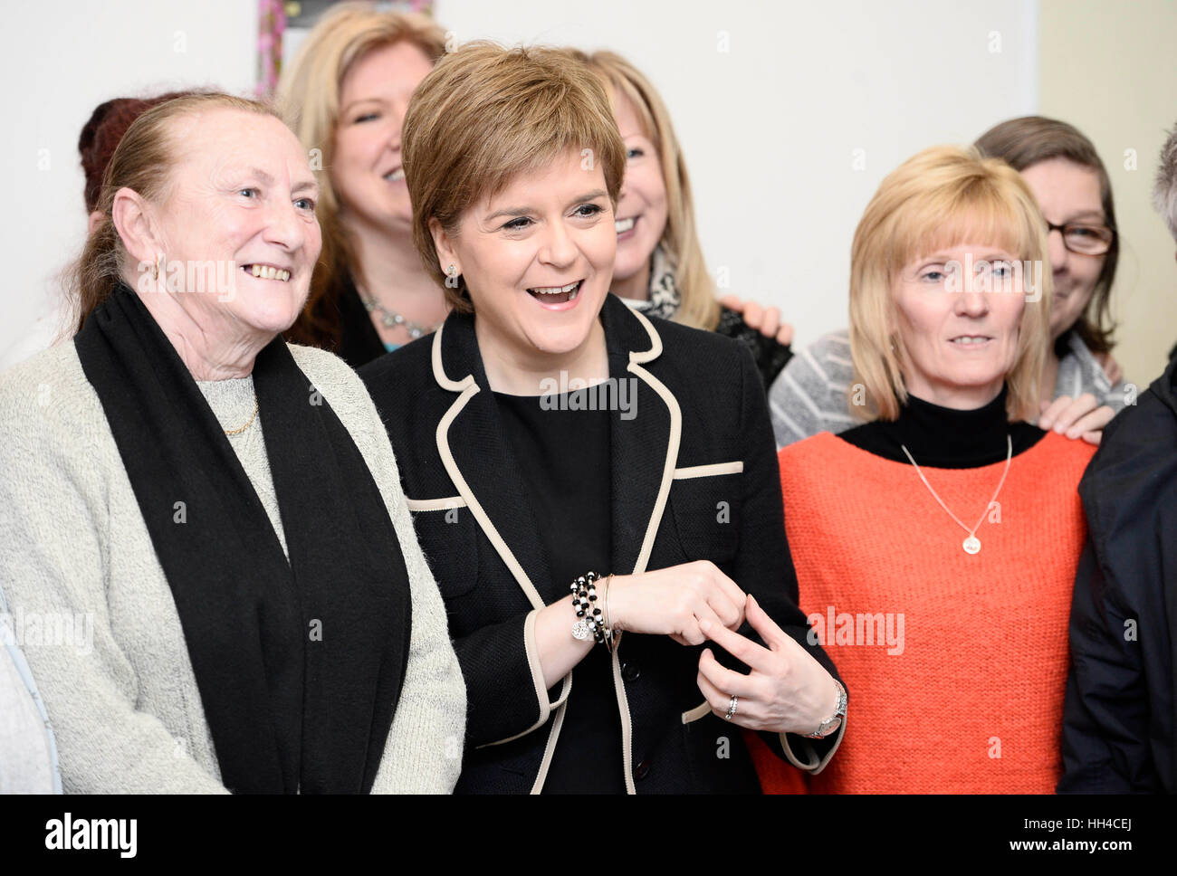 Schottlands erste Ministerin Nicola Sturgeon besucht Plantation Productions in Govan, um eine Million £29 für die Bekämpfung der Armut und die Verbesserung des Lebens der Menschen bekannt zu geben, darunter £18.9 Millionen direkter finanzieller Mittel der schottischen Regierung, die in einen neuen aufstrebenden Fonds für Gemeinschaften fließen, um Organisationen bei der Suche nach neuen, dauerhaften Lösungen für die Armut zu unterstützen. Stockfoto