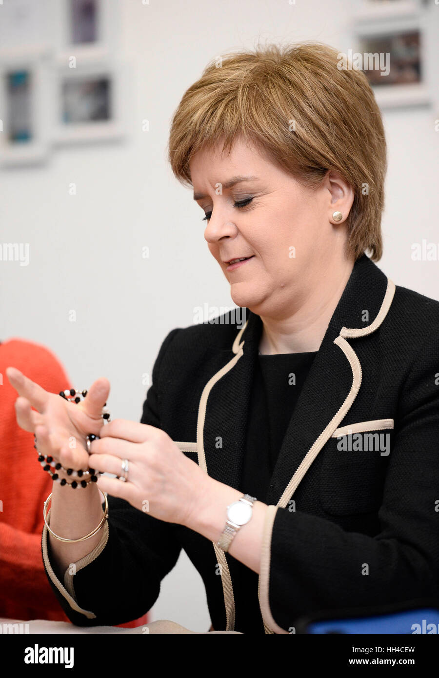 Schottlands erste Ministerin Nicola Sturgeon besucht Plantation Productions in Govan, um eine Million £29 für die Bekämpfung der Armut und die Verbesserung des Lebens der Menschen bekannt zu geben, darunter £18.9 Millionen direkter finanzieller Mittel der schottischen Regierung, die in einen neuen aufstrebenden Fonds für Gemeinschaften fließen, um Organisationen bei der Suche nach neuen, dauerhaften Lösungen für die Armut zu unterstützen. Stockfoto