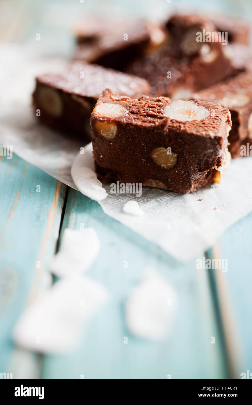 Schokoladenfondant mit Nüssen und Kokos Stockfoto