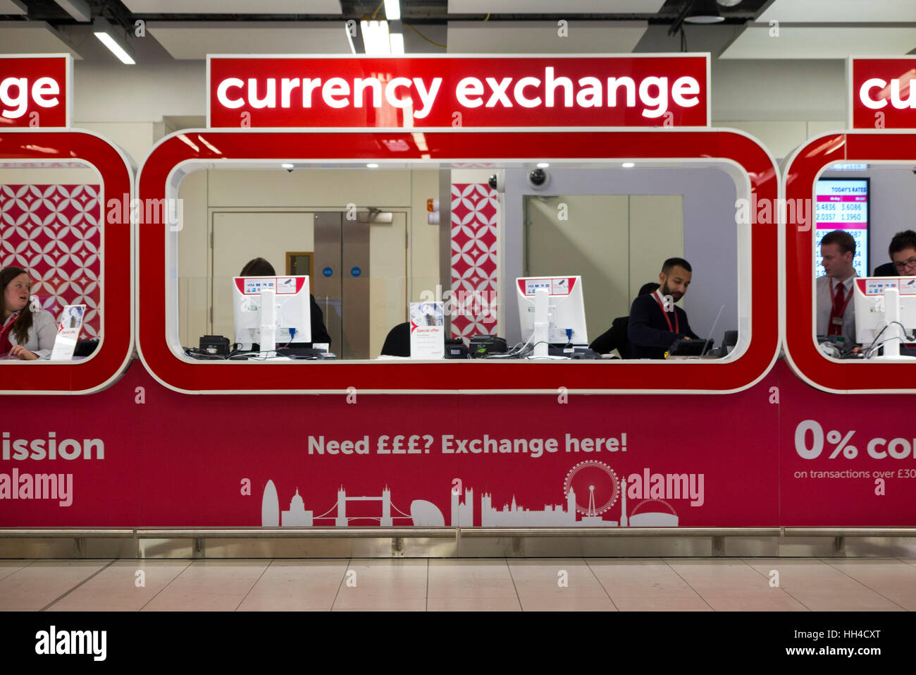 Wechselstube des Bureau de Change, betrieben von Moneycorp; North Terminal, Flughafen Gatwick. London. VEREINIGTES KÖNIGREICH. (85) Stockfoto