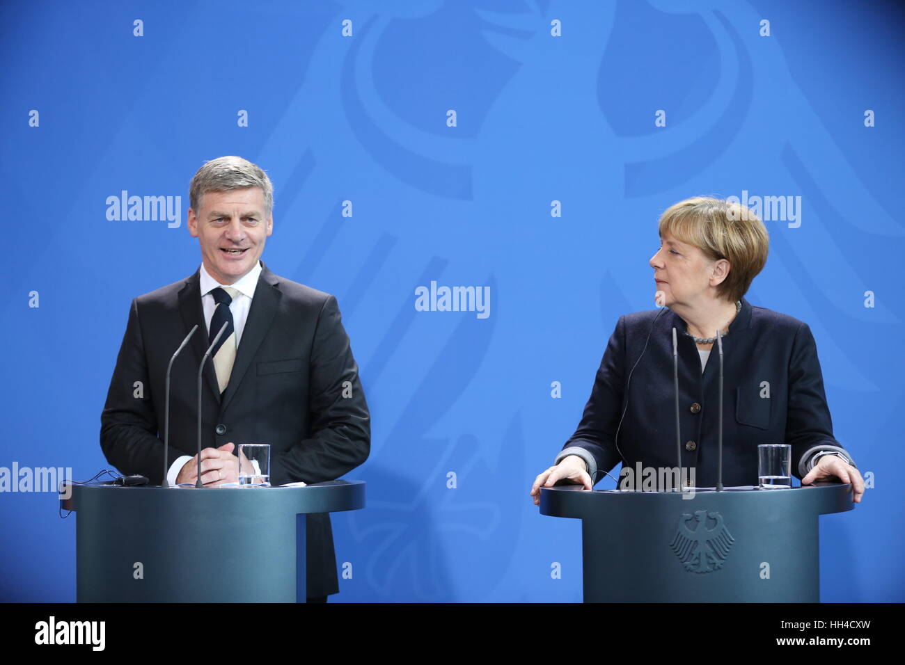 Berlin, Deutschland. 16. Januar 2017. Das Foto zeigt Bundeskanzlerin Angela Merkel und der New Zealand Premierminister Bill English in der Pressekonferenz im Bundeskanzleramt. Bildnachweis: Simone Kuhlmey/Pacific Press/Alamy Live-Nachrichten Stockfoto