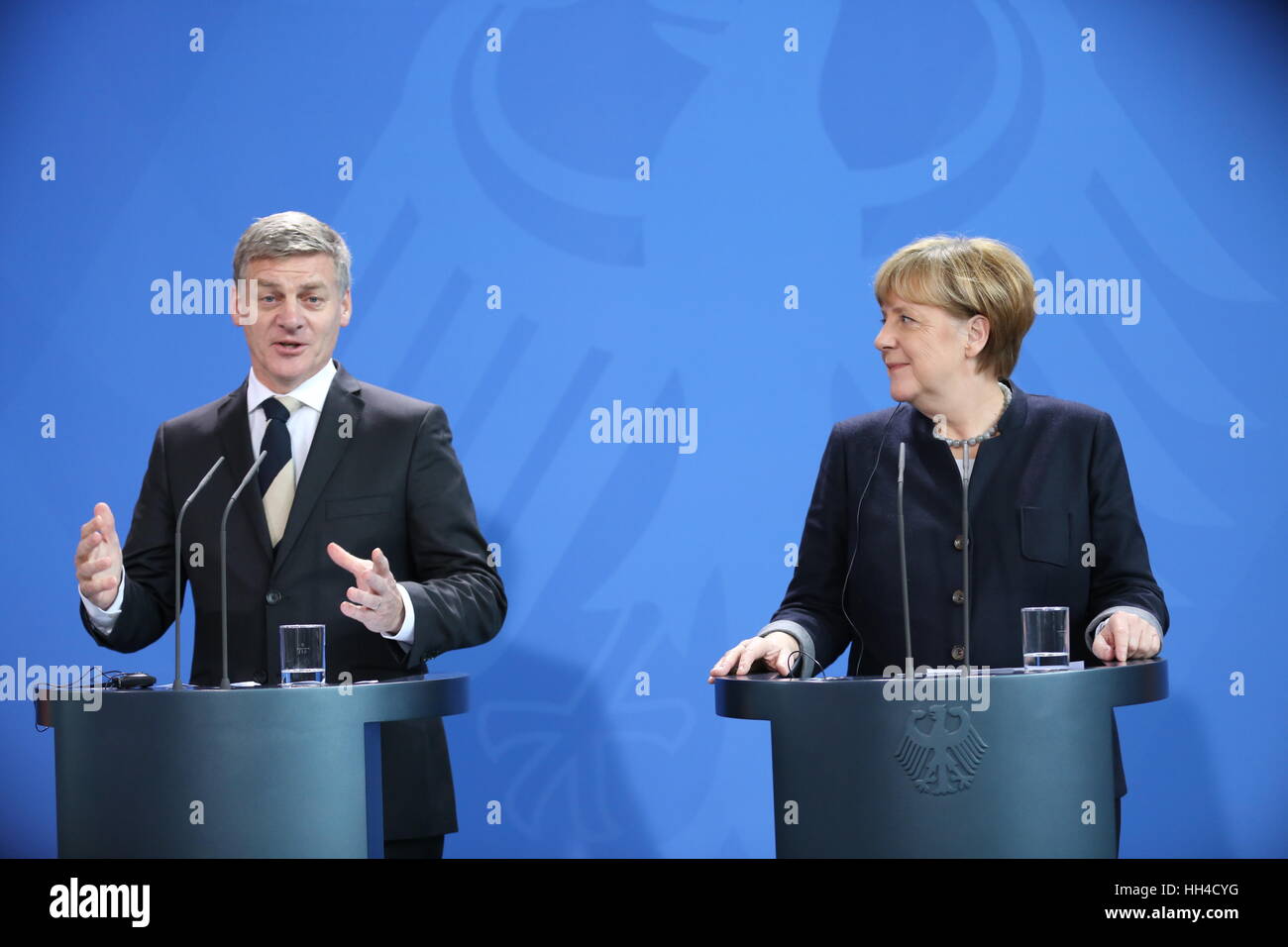 Berlin, Deutschland. 16. Januar 2017. Das Foto zeigt Bundeskanzlerin Angela Merkel und der New Zealand Premierminister Bill English in der Pressekonferenz im Bundeskanzleramt. Bildnachweis: Simone Kuhlmey/Pacific Press/Alamy Live-Nachrichten Stockfoto