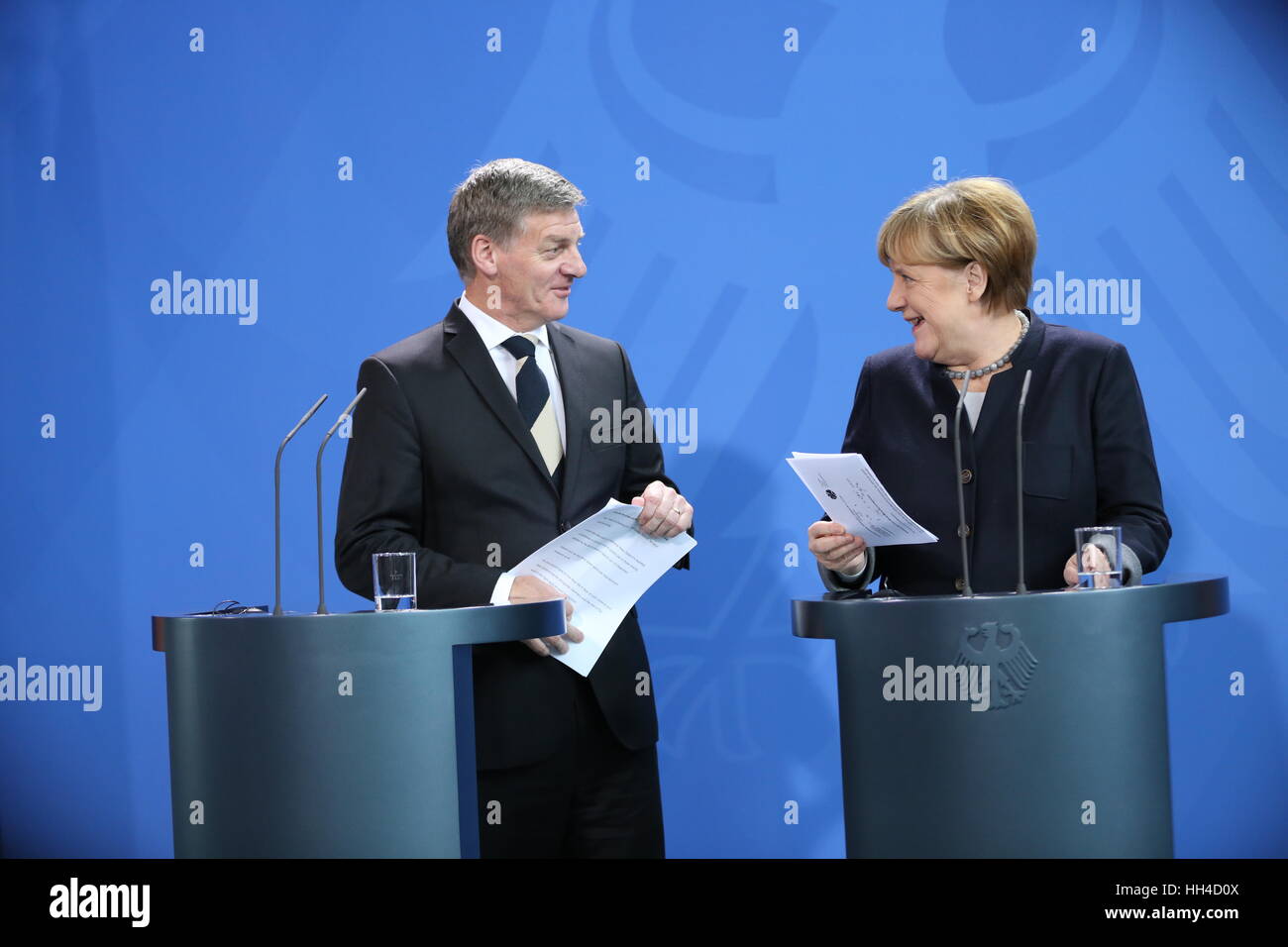 Berlin, Deutschland. 16. Januar 2017. Das Foto zeigt Bundeskanzlerin Angela Merkel und der New Zealand Premierminister Bill English in der Pressekonferenz im Bundeskanzleramt. Bildnachweis: Simone Kuhlmey/Pacific Press/Alamy Live-Nachrichten Stockfoto