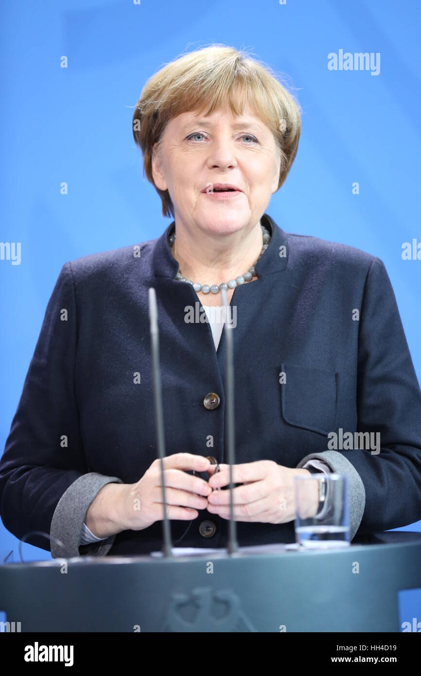 Berlin, Deutschland. 16. Januar 2017. Das Foto zeigt Bundeskanzlerin Angela Merkel und der New Zealand Premierminister Bill English in der Pressekonferenz im Bundeskanzleramt. Bildnachweis: Simone Kuhlmey/Pacific Press/Alamy Live-Nachrichten Stockfoto