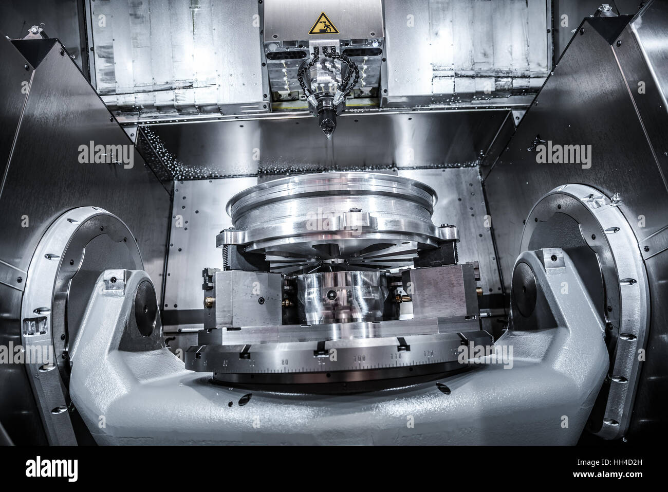 Metallbearbeitung CNC-Fräsmaschine. Modernen Metallverarbeitung schneiden Technologie. Stockfoto