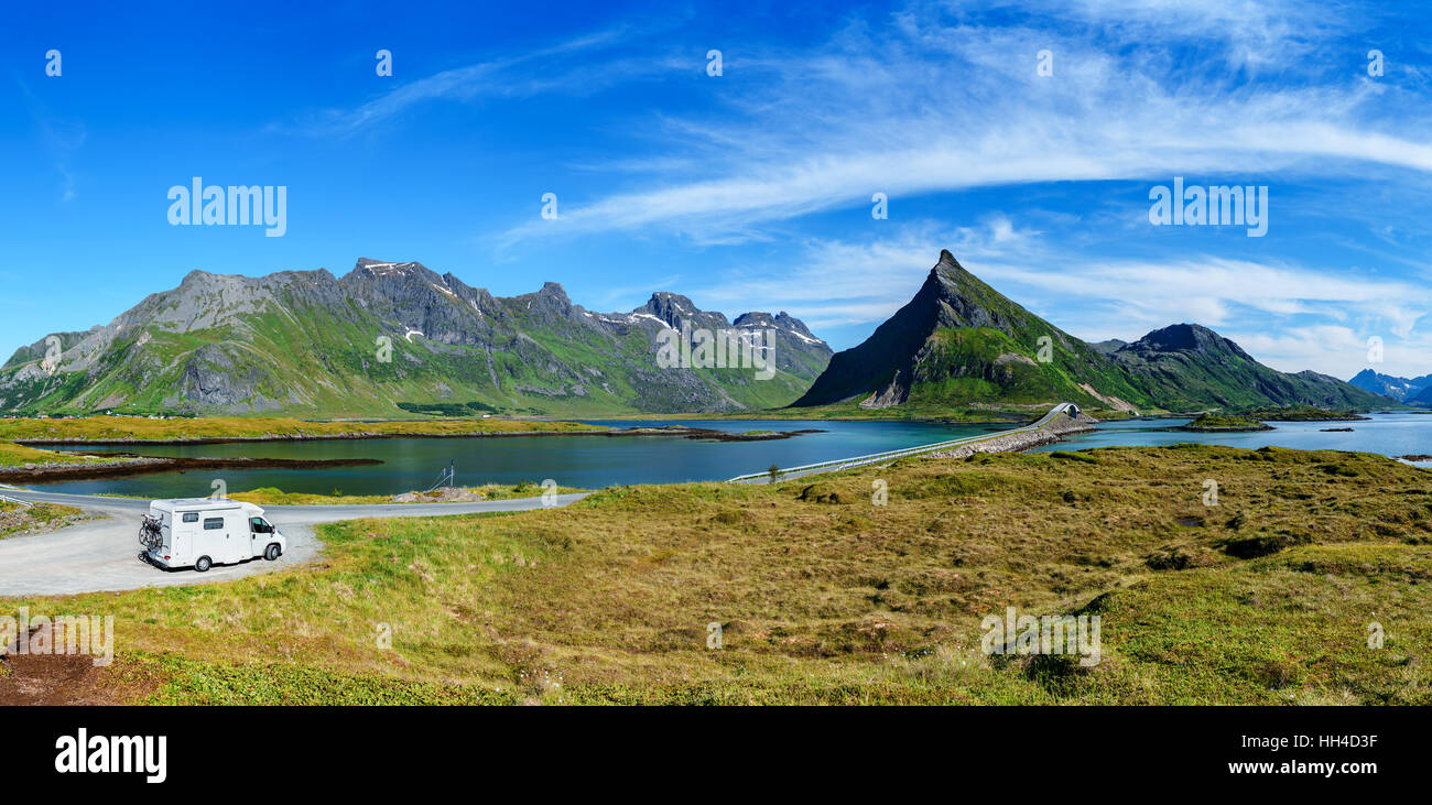 Urlaub mit der Familie reisen, Urlaub im Wohnmobil, Caravan Auto Urlaub. Wunderschöne Natur Norwegen Naturlandschaft. Stockfoto