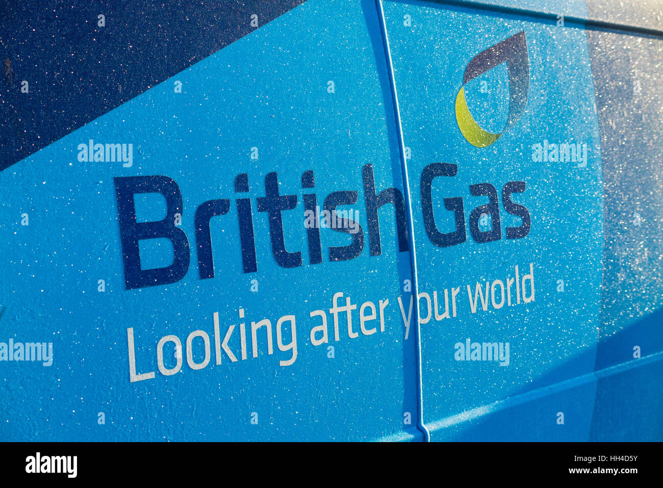 Gefrieren Sie eiskalten British Gas van / Schild / Logo mit funkelnden bedeckt / funkelnden Frost an kalten frostigen eisigen Wintermorgen. VEREINIGTES KÖNIGREICH. Könnte verwendet werden, um steigende Gasrechnungen und Energiepreise zu veranschaulichen. Stockfoto