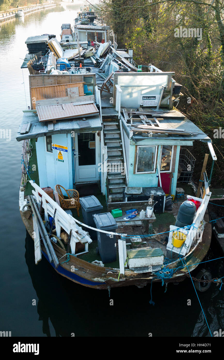 Im Volksmund bezeichnet als "Slum" Boot, sind Hausboote abgebildet in Teddington Lock, auf der Themse festgemacht. West-London. UK Stockfoto