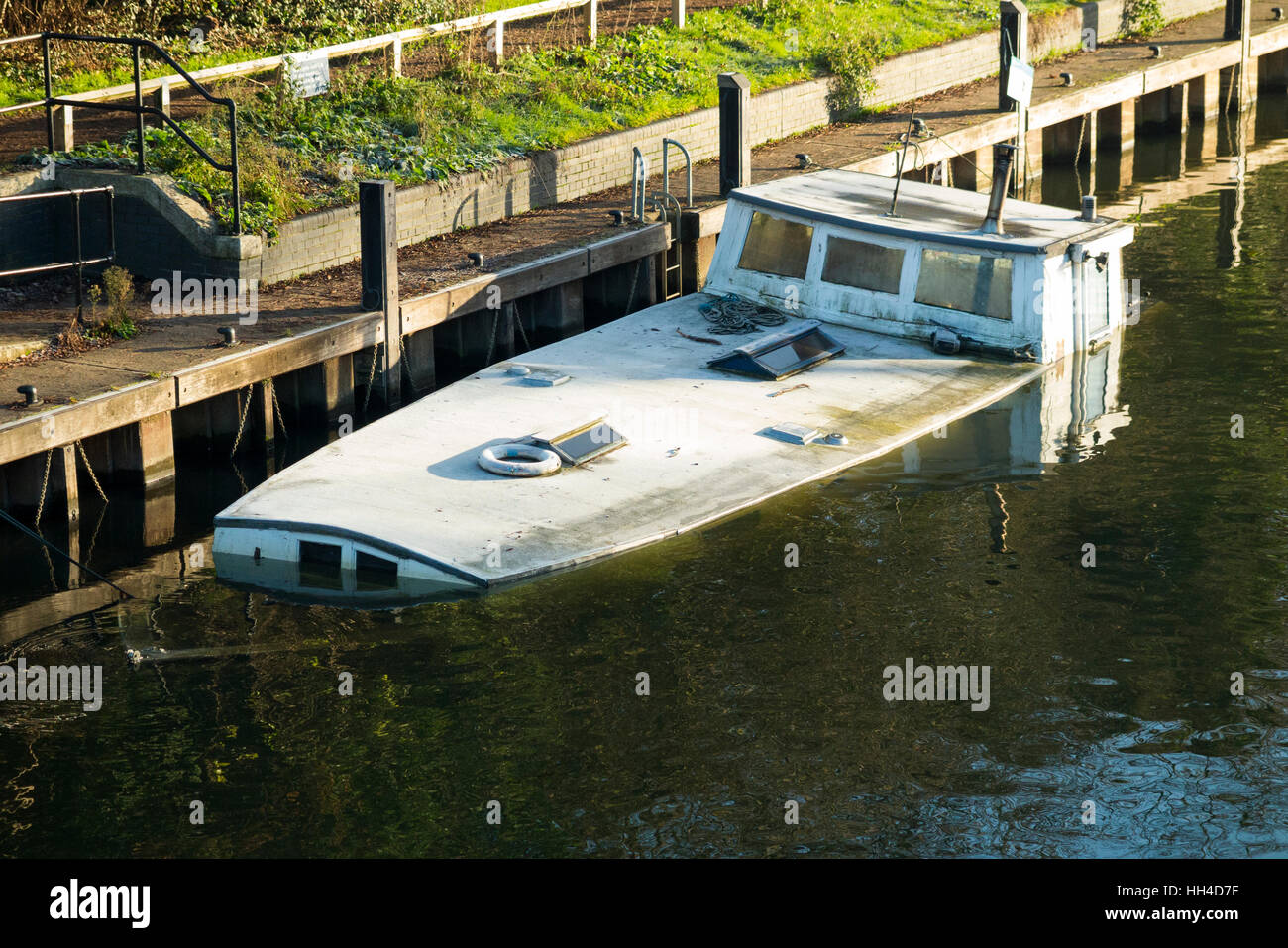 Ein Ausflugsschiff die sank / Boote welche gesunken / ist teilweise unter Wasser getaucht. Teddington Lock Komplex. Middlesex. UK Stockfoto