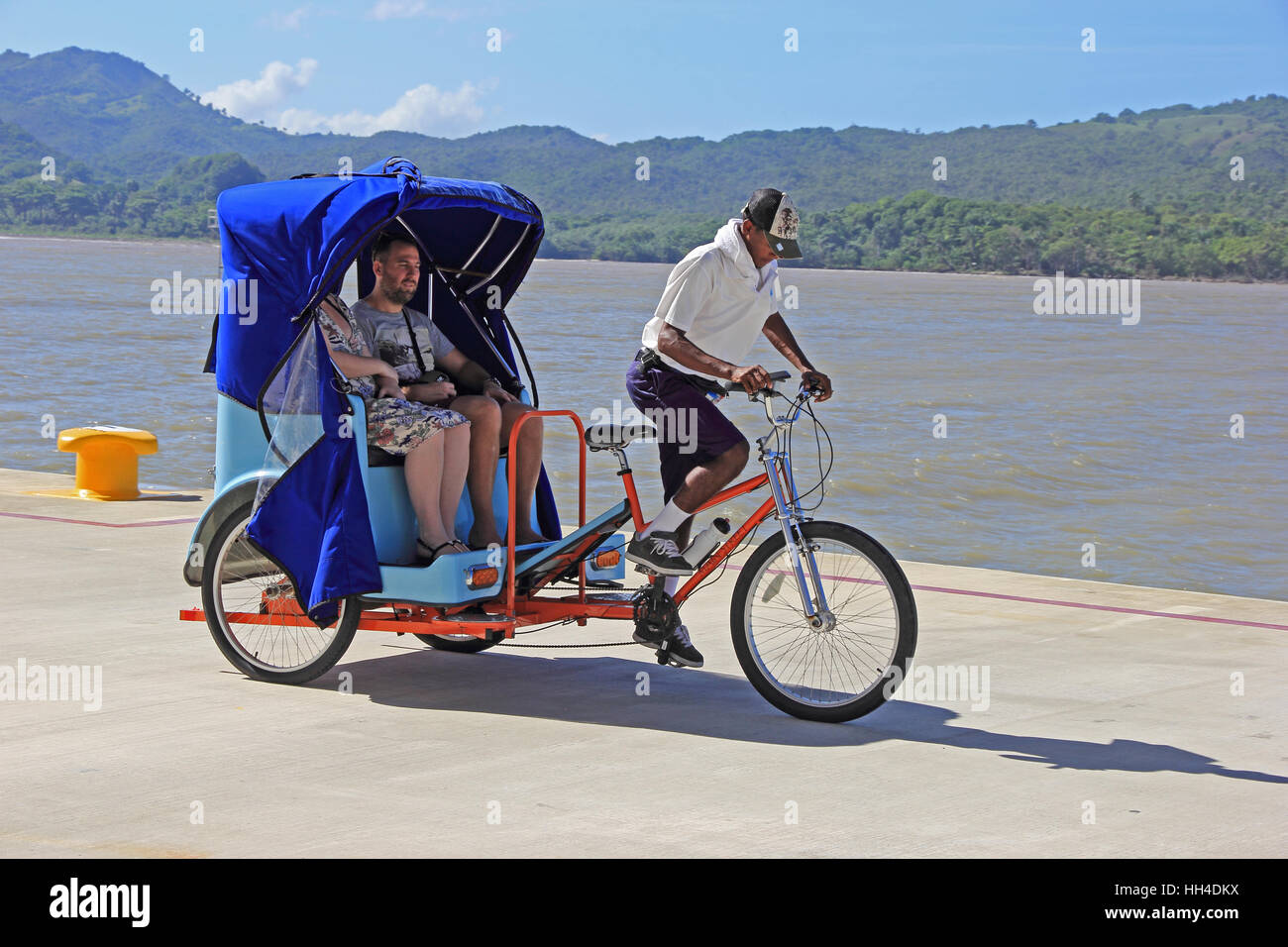 Fahrrad-Rikscha einbringenden Gäste aus Kreuzfahrtterminal Schiff komplexe zurück zum Kreuzfahrtschiff, Amber Cove, Dominikanische Republik Stockfoto