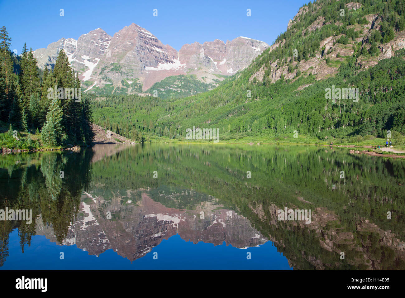 Maroon Lake (Vordergrund), Maroon Bells Peaks (Hintergrund), Maroon Bells Scenic Area, Colorado, USA Stockfoto