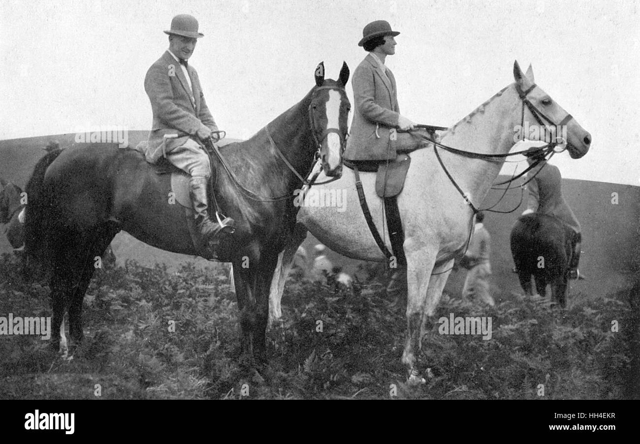 Cecil Aldin (1870-1935), britischer Künstler und Illustrator, hier zu Pferd mit Lady Violet Munnings zu sehen, nimmt an einer Jagd mit den Devon- und Somerset-Stachelhunden Teil. Stockfoto