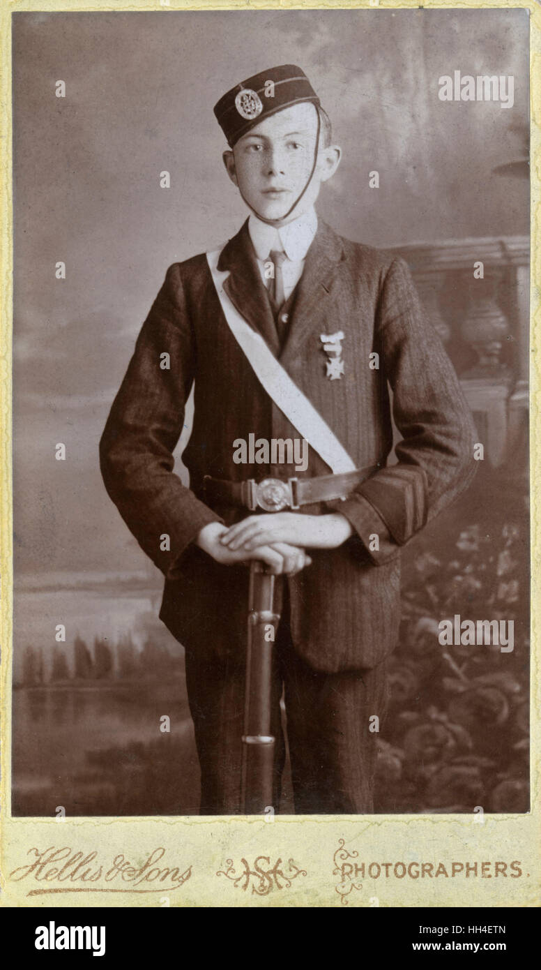 Jungen Brigade Mitglied im unverwechselbaren Uniform und Cap - Kreuz posiert mit Gewehr und tragen eine silberne Medaille. Robert Hellis (1835-1895) bedient die meisten Studio-Filialen aller Fotografen im London des 19. Jahrhunderts. Hellis war auch bekannt für seine geschickte Stockfoto