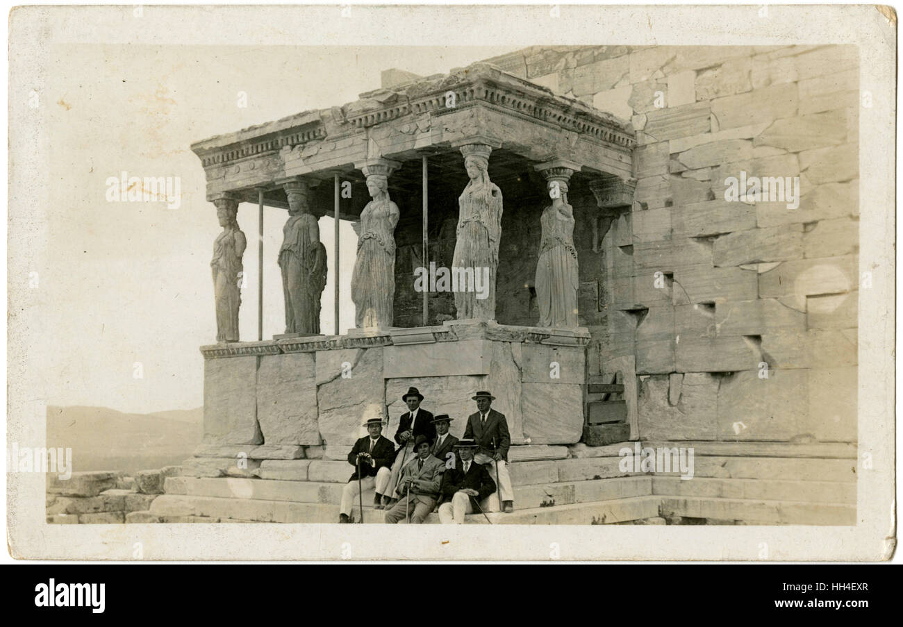 Sechs Gents neben der Veranda der Caryatids, Akropolis Stockfoto