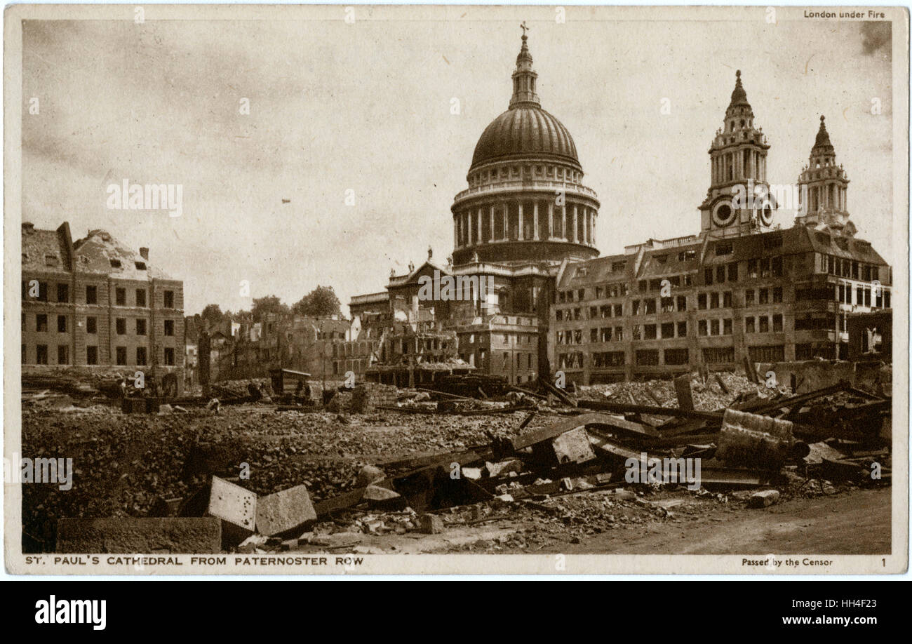 WW2 - London unter Beschuss. St. Pauls Cathedral von Paternoster Row - umfangreiche Bombenschäden gesehen. Stockfoto