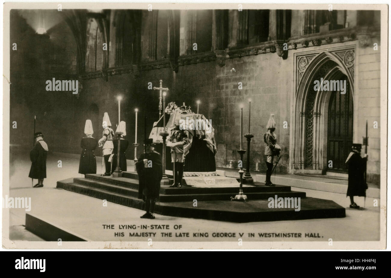 Verstorbenen Majestät, König George auf-in-Zustand in Westminster Hall, London, für die vier Tage. Um die Royal Wache Sarg auf ihrer Estrade isoliert inmitten der weiten Räume der Stille wachen über ihre Toten Sovereign Januar 1936. Stockfoto