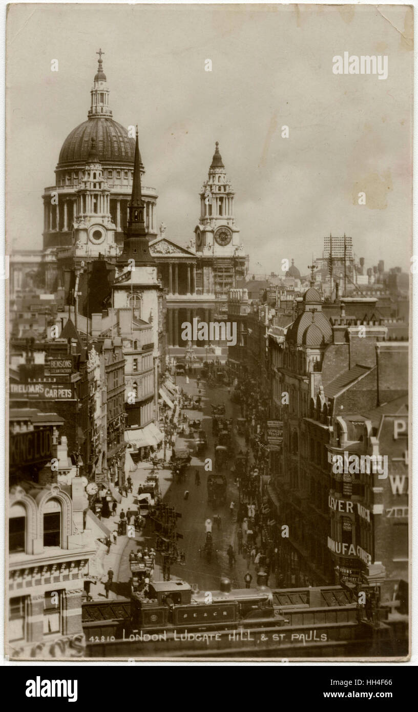 Blick auf den Ludgate Hill in Richtung St. Paul's Cathedral, London Stockfoto