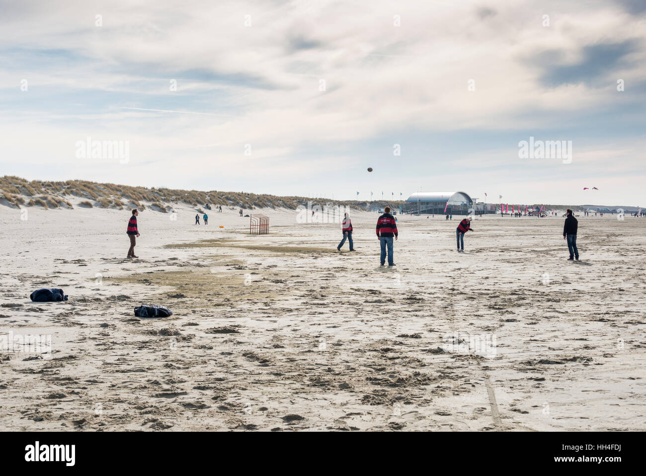 OUDDORP, Niederlande - 7. März 2015: unbekannter Mann Fußball spielen, am Strand von Ouddorp am 7. März 2015, Ouddorp hat den breitesten Strand in Hollands Stockfoto