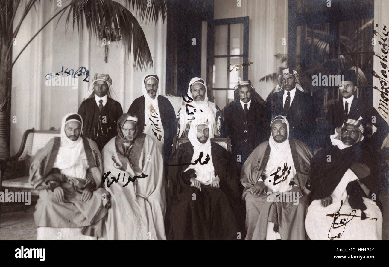 Jemenitische Delegation - offiziellen Besuch in Neapel Italien - Prinz Said Eidriss Senussi (und seine Borther - links von ihm) im Excelsior Hotel in Naples. Als Emir von Cyrenocia leitete er Widerstand gegen die italienische Besatzung immer König im Jahr 1951. Stockfoto