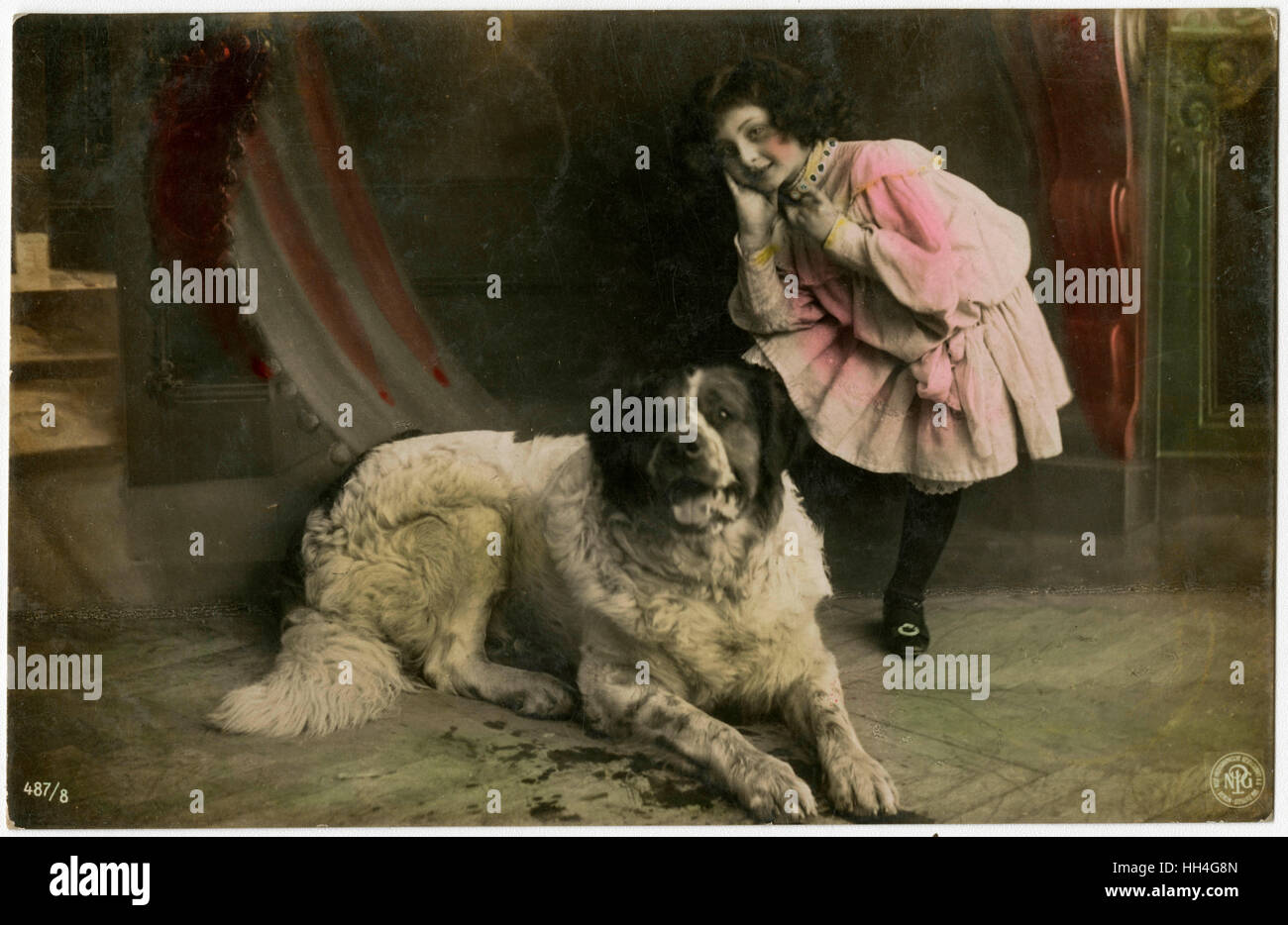 Junge französische Mädchen mit einem riesigen Bernhardiner Hund Stockfoto