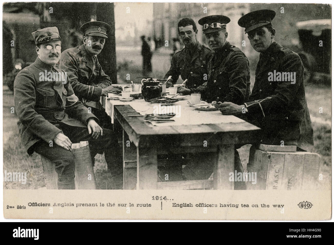 WW1 Uhr - Englische Offiziere trinken Tee auf dem Weg zur Front Stockfoto