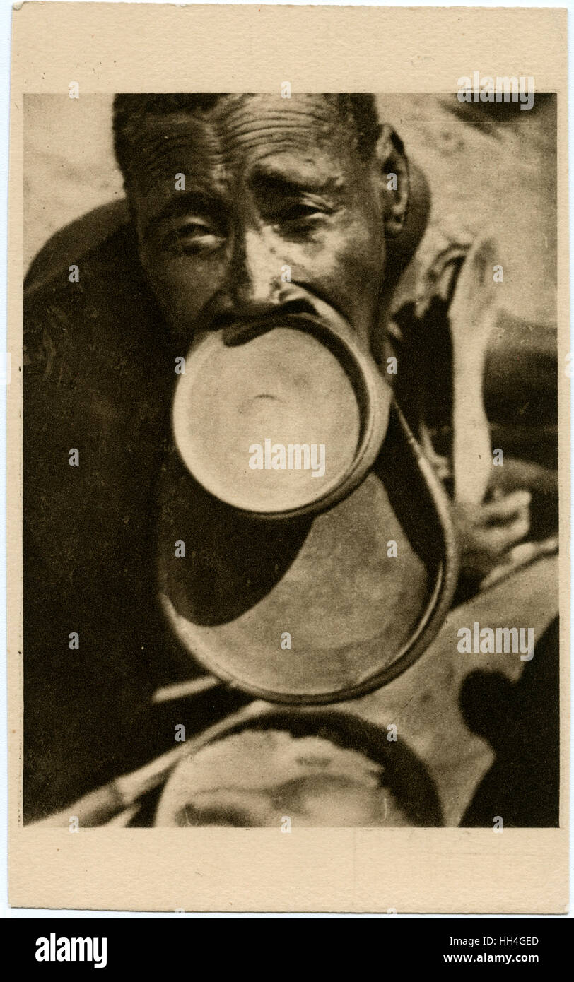 Kyabe, Tschad, Afrika - Sara man mit riesigen Lippenplatten Stockfoto