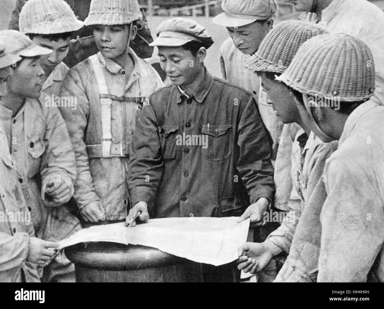 Kommunistischen China - Schiffbau Werft Arbeiter und Techniker mit einem Plan, arbeiten zusammen, um Standards zu Zeiten der Kulturrevolution zu erhöhen. Stockfoto