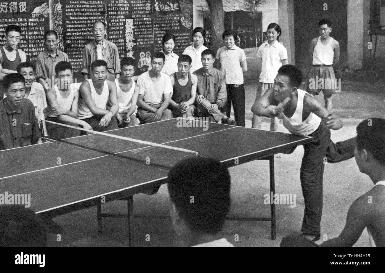 Arbeiter, spielen und beobachten eine Spiel der Tischtennis zu Zeiten der Kulturrevolution im kommunistischen China. Stockfoto