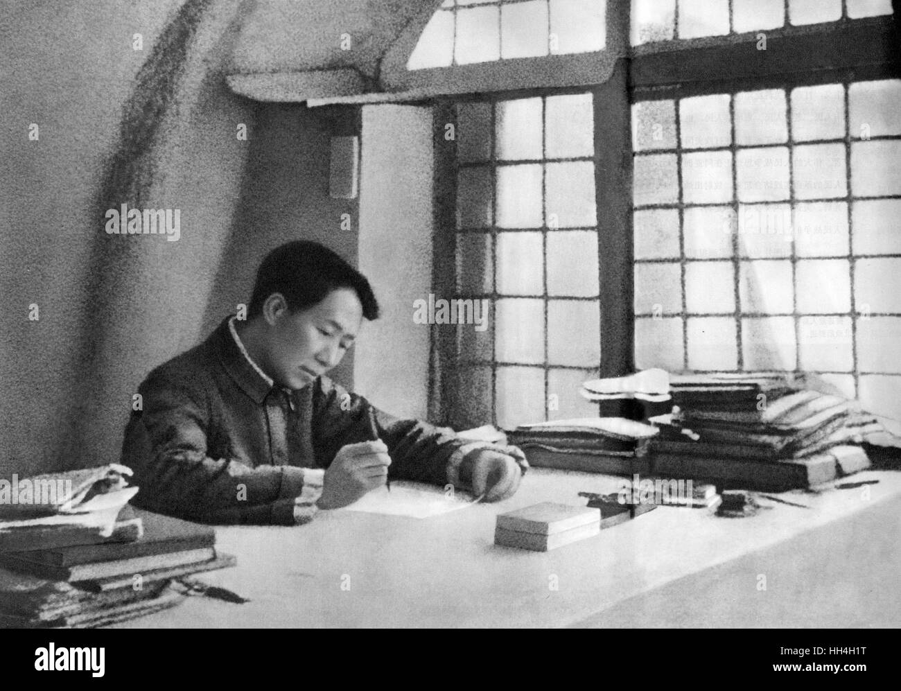 Mao Zedong (Mao Tse-tung) (1893-1976) - chinesische kommunistische revolutionäre und Gründungsvater der Volksrepublik China. Sehen Sie hier schreiben, eine Buch für seine Truppen mit dem Titel langwierige Kriegsführung. Stockfoto