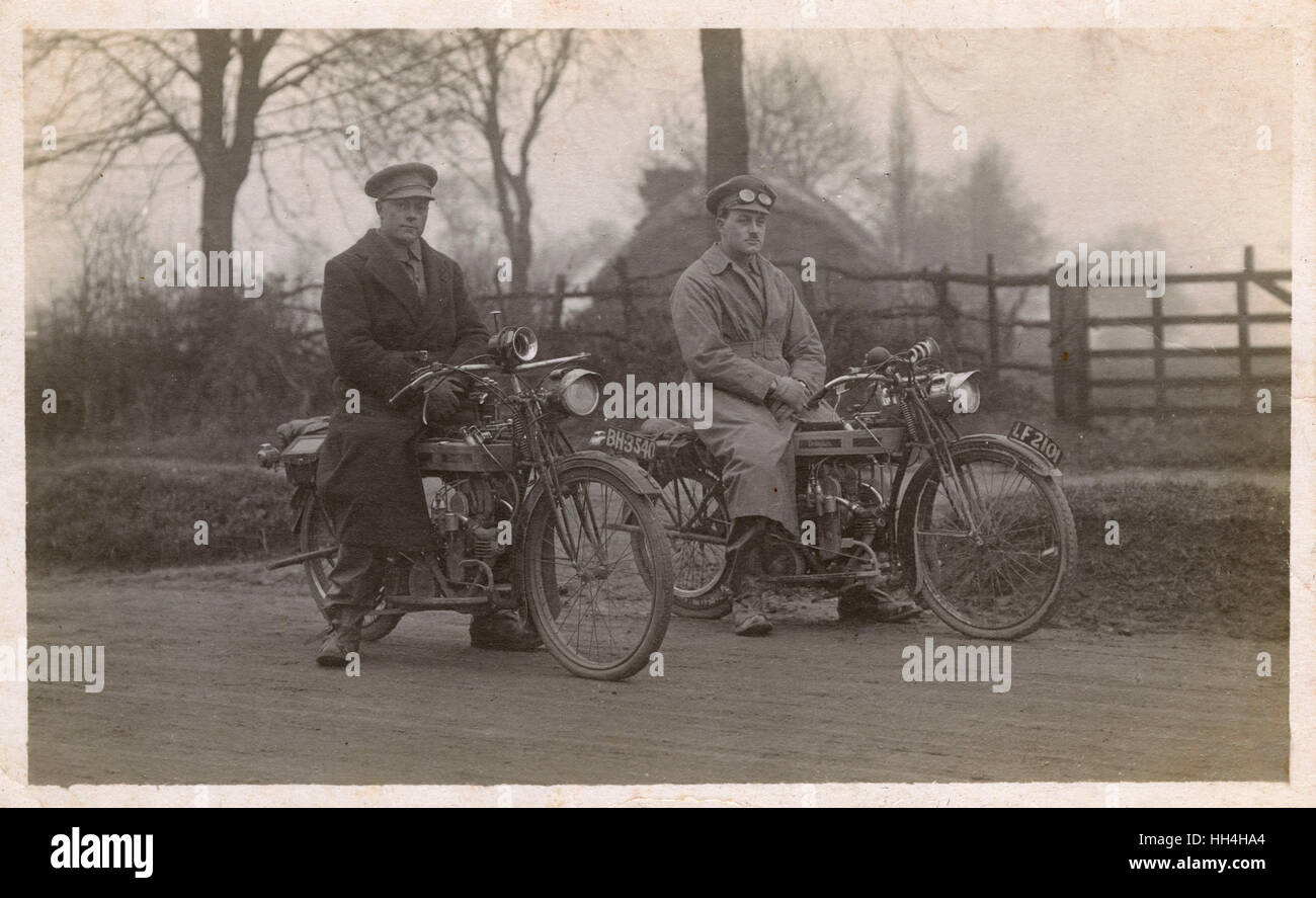 Während des ersten Weltkrieges Versand zwei Fahrer mit Douglas 349cc Motorrädern. Stockfoto