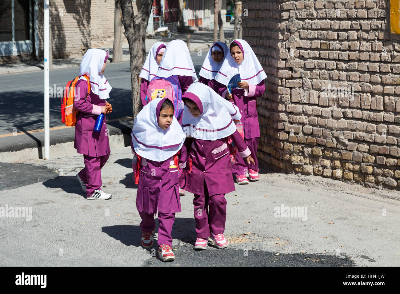 Varzaneh, Iran - 12. Oktober 2015: Kinder mit islamischen Schuluniform Stockfoto