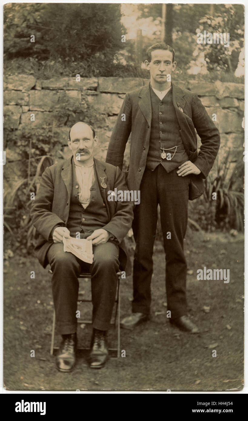 Zwei männliche Patienten, sitzend (beachten Sie seinen Ausweis Revers) am Royal Victoria Hospital, 1894 gegründet. Zusammen mit der Apotheke bildete diese den Kern der "Edinburgh-Regelung" zur Bekämpfung der Tuberkulose. Im Jahr 1914, die Apotheke gastf Stockfoto