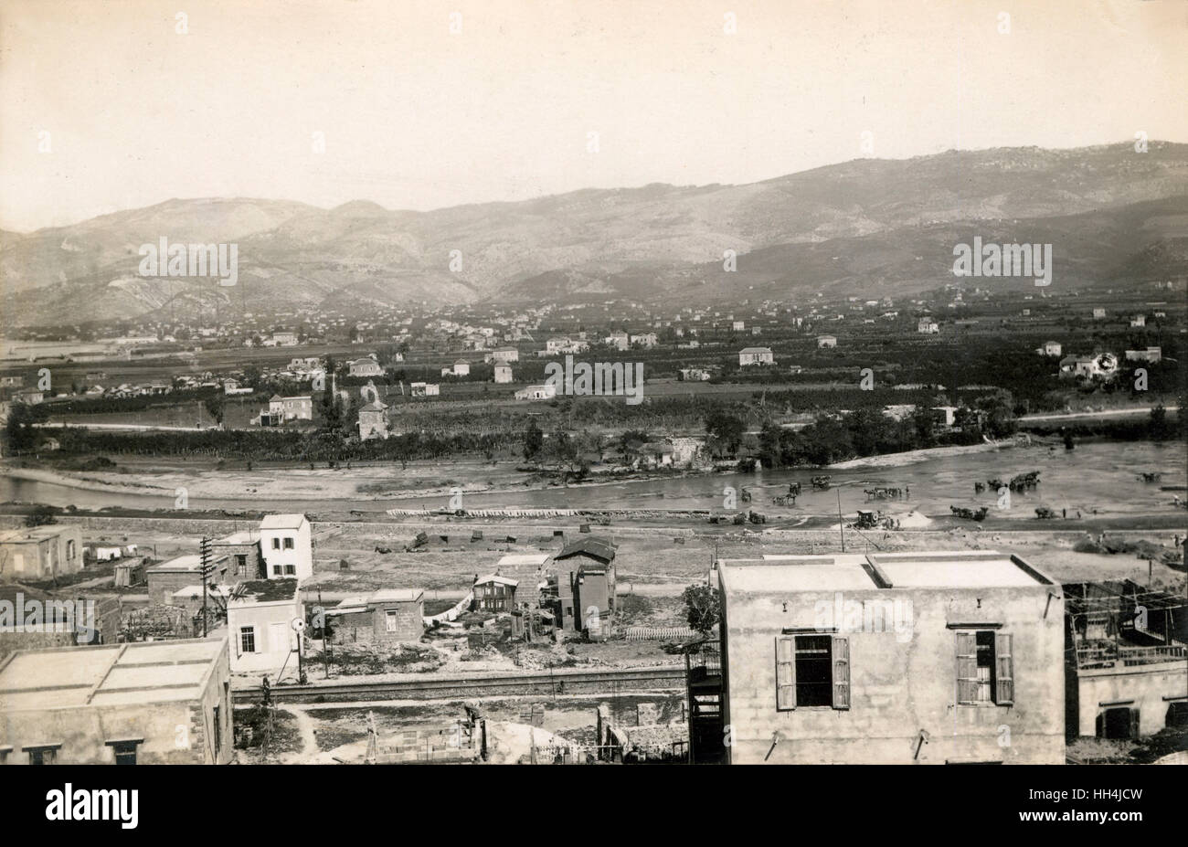 Beirut (Beirut) Fluss (Nahr) mit Schienen und der Straße "Boulevard du Nahr" im Bau - Libanon-Gebirge Governate, Libanon. Auf der linken Seite des Bildes fließt der Fluss in Richtung Beirut. Stockfoto